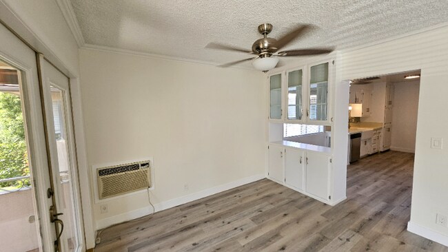 Building Photo - 2130 Beachwood Dr