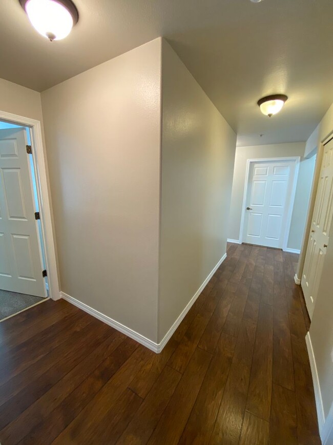 Building Photo - UPPER LEVEL CONDO (RPM#43)