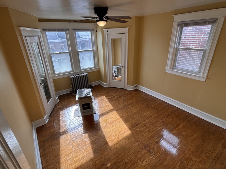 Large rear bedroom - 5650 Woodcrest Ave