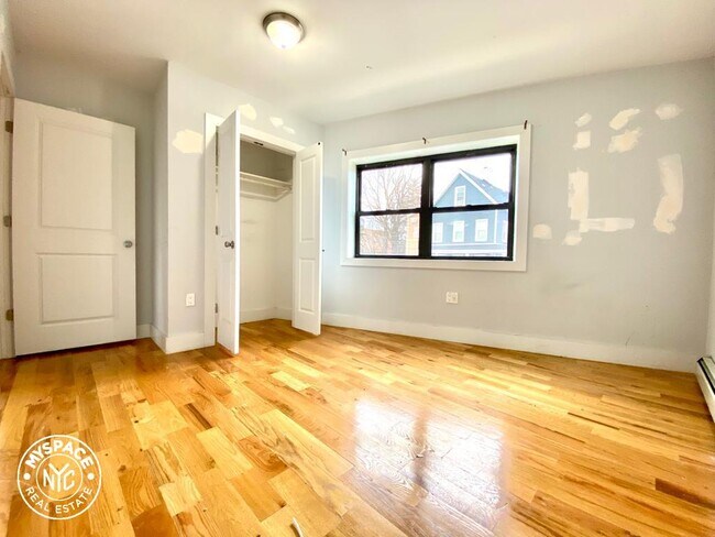 Building Photo - 938 Tilden St