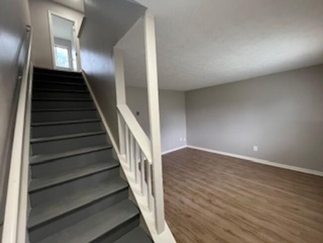 Building Photo - Newly Updated 2 BR/ 1 BA townhome MOVE-IN ...