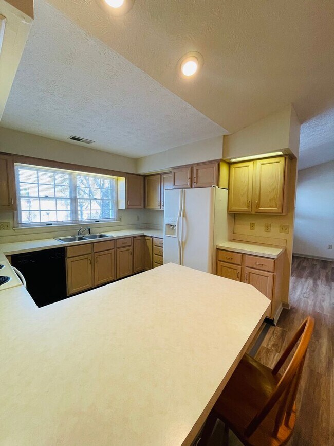 Building Photo - Townhouse for Rent on Emerald Drive