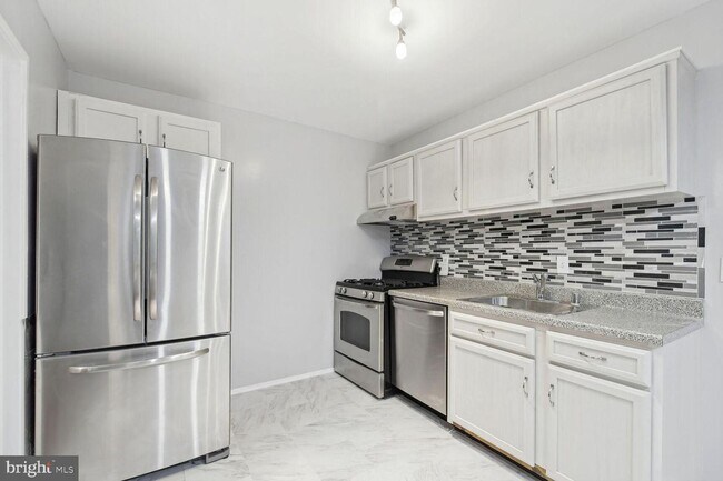 Building Photo - 1635 Parkcrest Cir