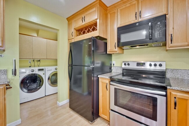 Building Photo - Beautiful 4 Bed 2.5 Bath Town Home in Fremont Northgate Area !