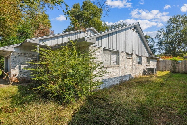 Building Photo - 9830 Cherokee St