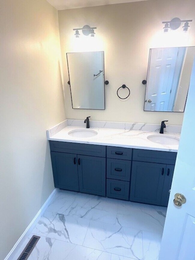 Building Photo - Gorgeous home with boat slip and water views