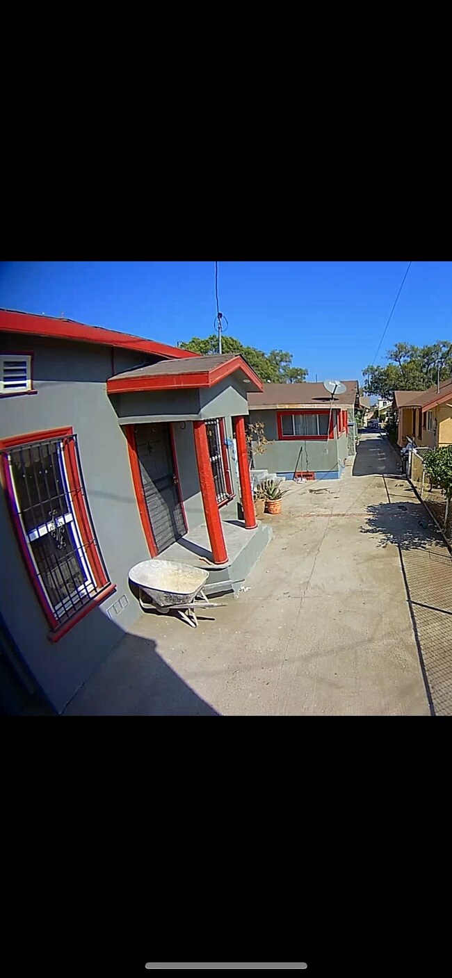 Building Photo - 716 W 60th St