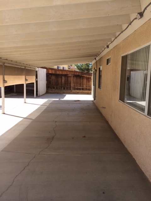 Building Photo - 3 BEDROOM, 2 BATH VICTORVILLE HOME. COMMUT...