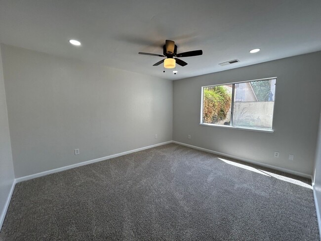 Building Photo - 536 Navarre Pl