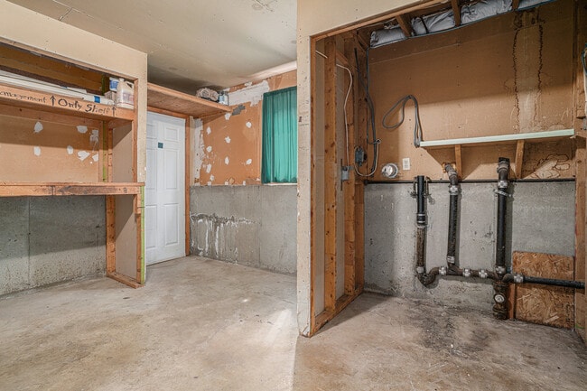 Building Photo - 829 Tyler St