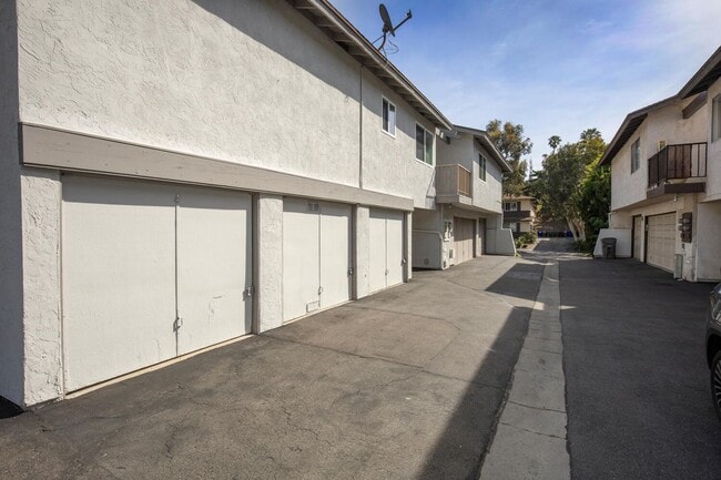 Building Photo - Move-in Ready Condo!