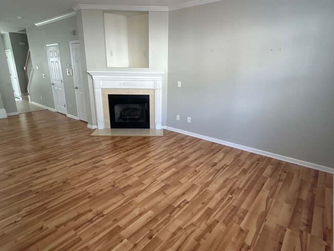 Building Photo - 2 Bed | 2.5 Bath End Unit Townhome in Rale...