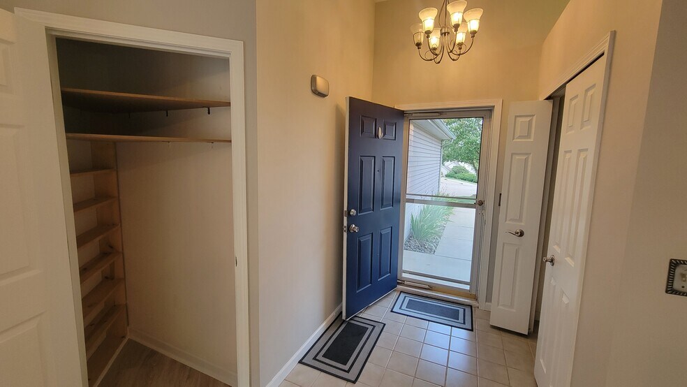 Building Photo - 615 Hilltop Ter