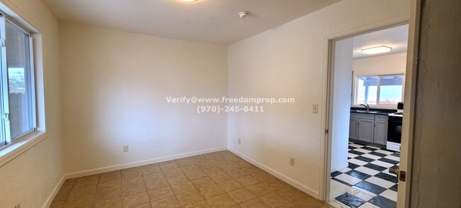 Building Photo - Updated through out!  Great 2 bedroom 1.5 ...