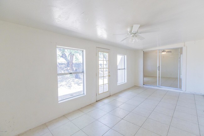 Building Photo - 4016 E Willow Ave