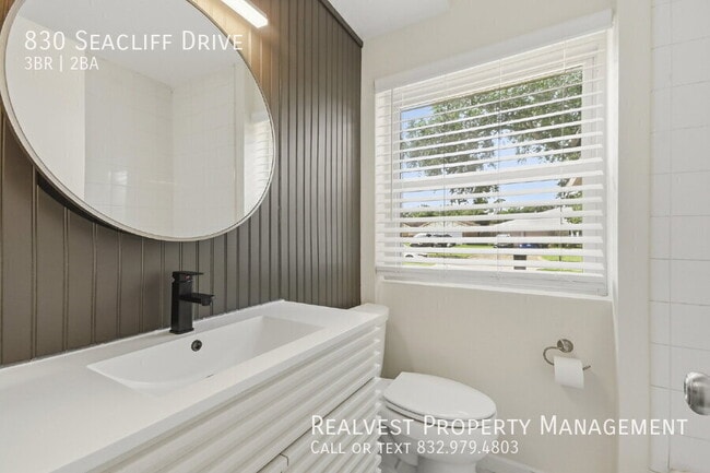 Building Photo - 830 Seacliff Dr