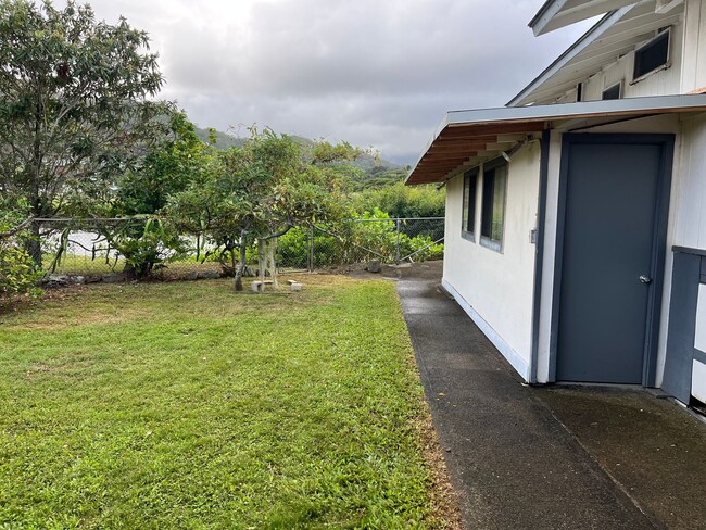 Building Photo - Wonderful Kaneohe 3 bedrooms, 1.5 bath House with Carport - Avail now!