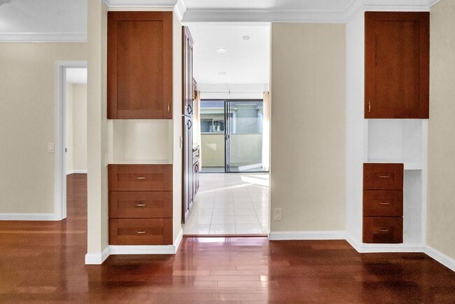 Building Photo - Beautiful townhome in La Jolla!  Three bedrooms plus office/extra bedroom! Available immediately!