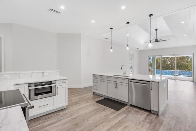 Building Photo - ** SEAHORSE AT CAMBRIA ** 3 BED + DEN - 3....