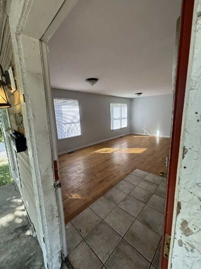 Building Photo - 3 Bed 1 Bath Available Now!