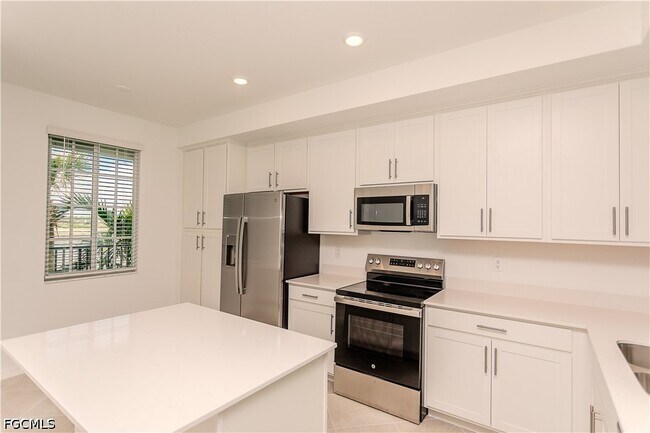 Building Photo - 15375 Grn Acrs Ave