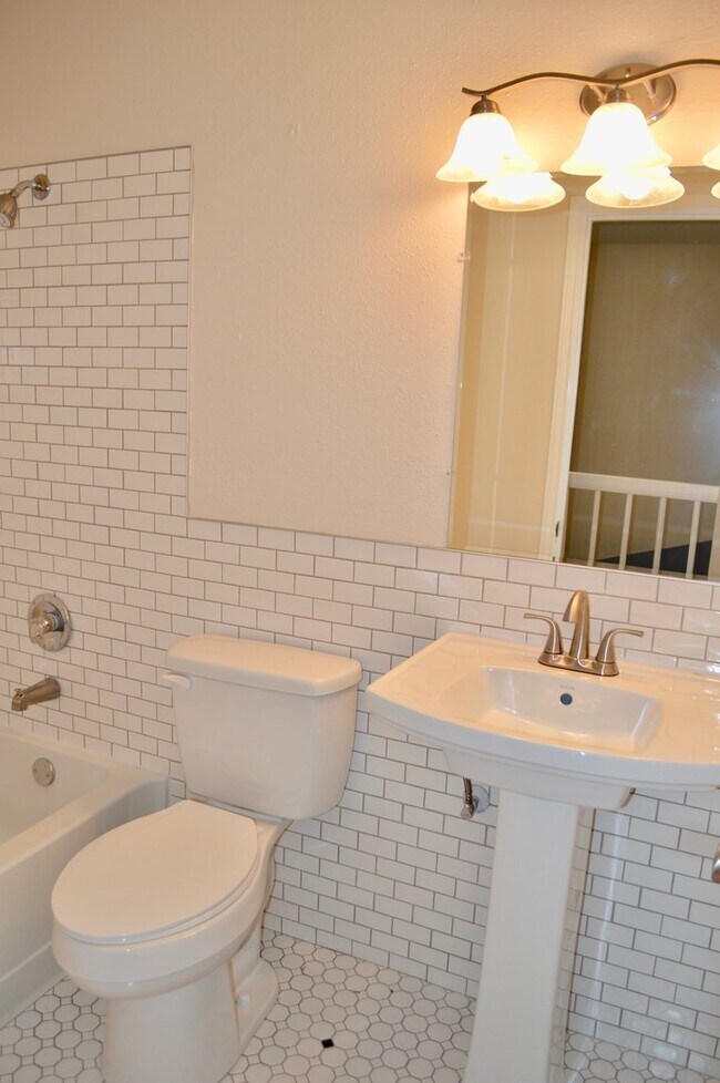 Building Photo - Beautifully updated move-in ready 3/2.5