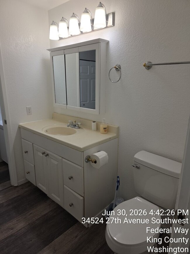 Building Photo - Federal way split level home - 3 bedrooms 2 bathrooms, AC, RV parking, EV Chargers and more, Avai...
