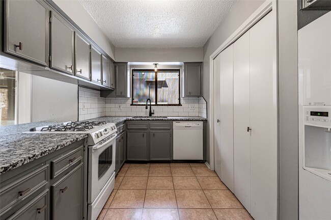 Building Photo - 514 Hickory Dr