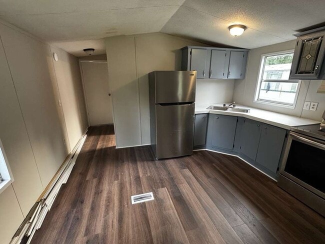 Building Photo - 2 Bedrooms - 2 Bathrooms