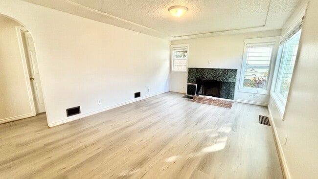 Building Photo - Charming 3BD/2BA Home with Updated Interior + Bonus Basement Space