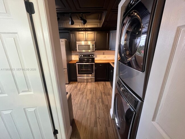 Building Photo - 271 W Park Dr