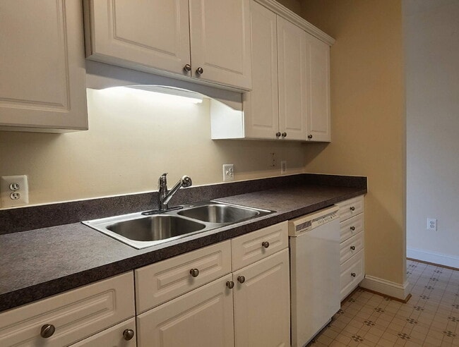 Building Photo - 3-Level Townhome with Two Primary Suites