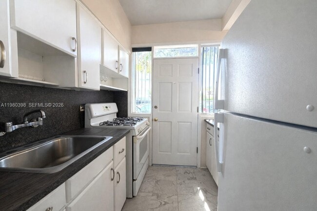 Building Photo - 4710 Pine Tree Dr