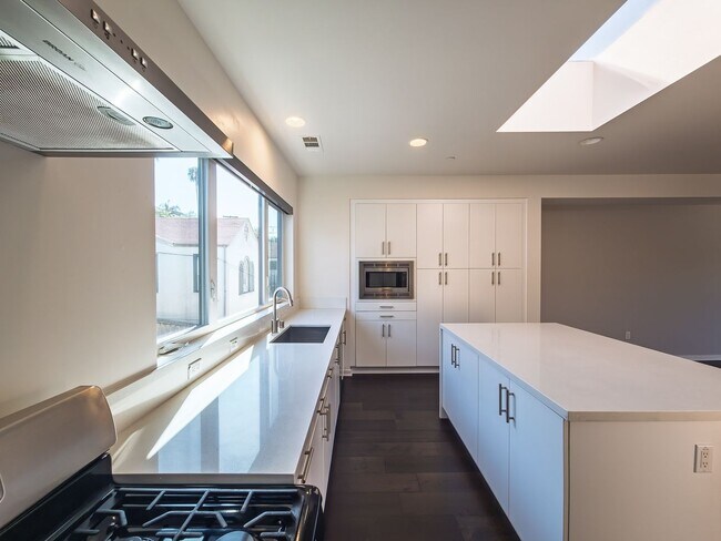 Building Photo - Luxury Townhome Centrally Located in Silver Lake!