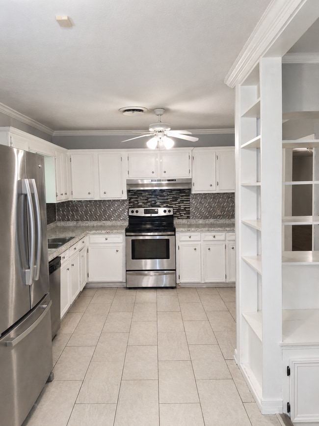 Building Photo - Beautiful 3BR/2BA Home with Large Yard & Outdoor Deck | Northeast Jackson