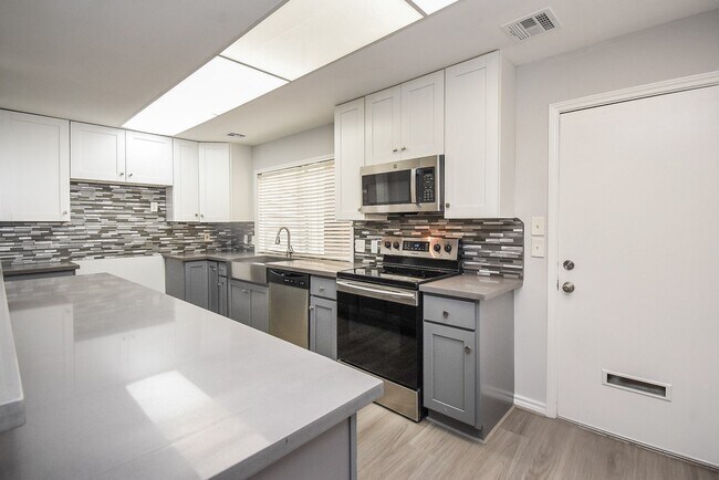 Building Photo - 201 Vanderpool Ln