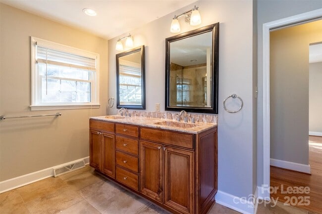 Building Photo - 6618 Castlegate Dr