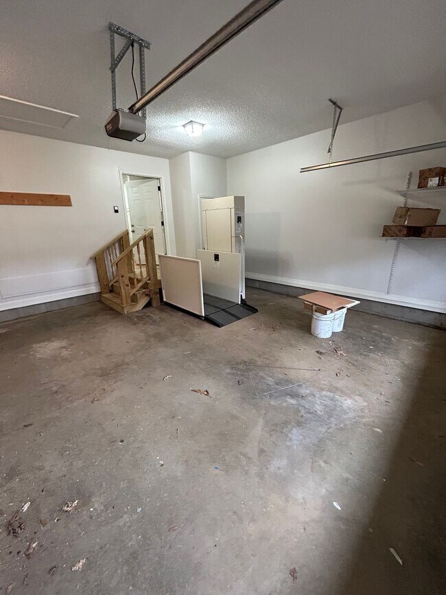 Building Photo - 3/2 Nice House in East Rome $1,895