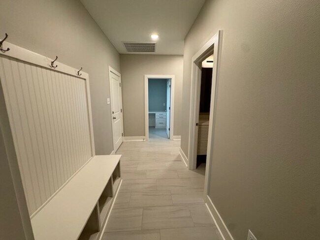 Building Photo - 5021 Springwood Cir