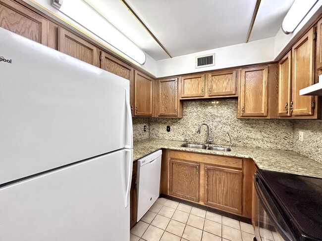 Building Photo - 2535 SW 22nd Ave