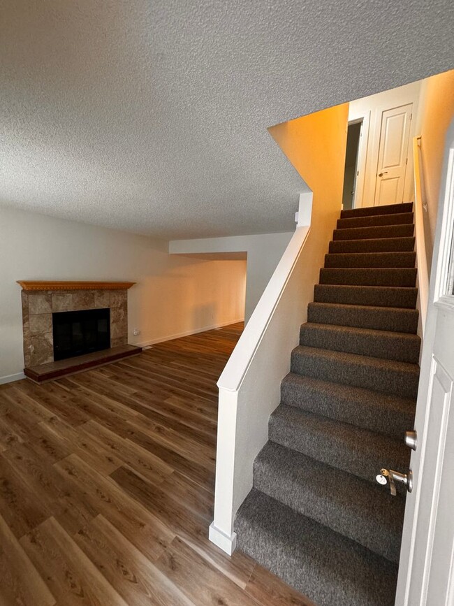 Building Photo - 2 Bedroom Townhouse in East Anchorage!