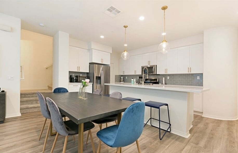 Building Photo - 931 E Drapery Ln