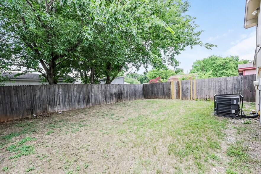 Building Photo - 4747 Poppy Dr E