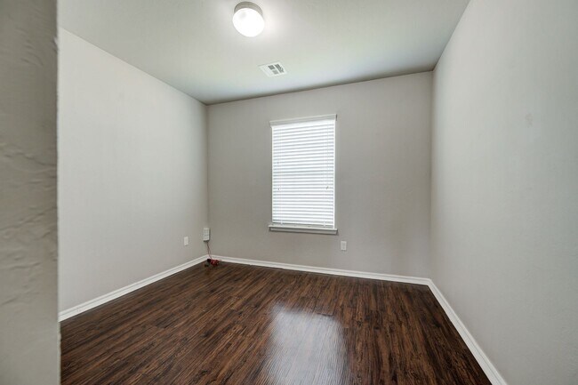 Building Photo - Gorgeous 3 Bed 2 Bath in Moore/SE OKC