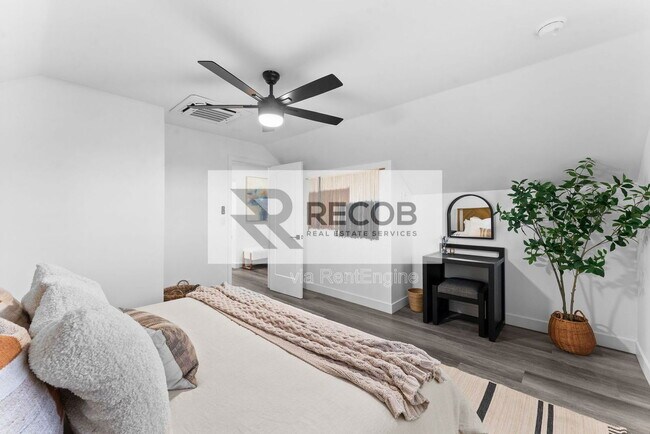 Building Photo - 832 Desty St