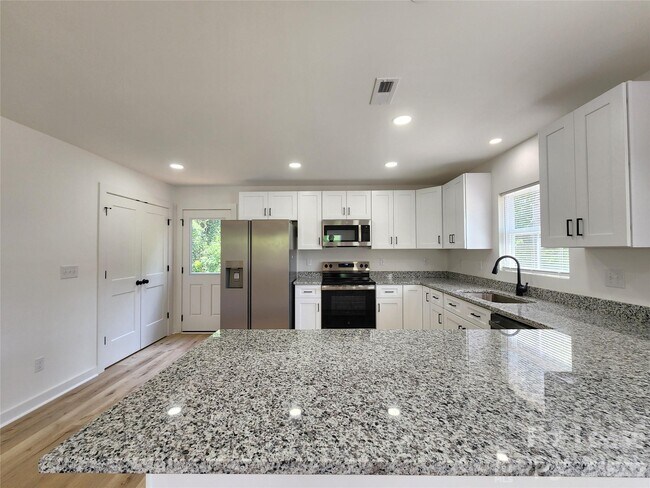 Building Photo - 1302 Rainbow Dr