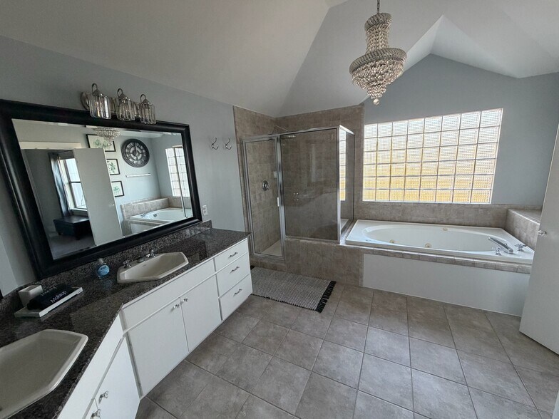 Building Photo - 5810 Darling St