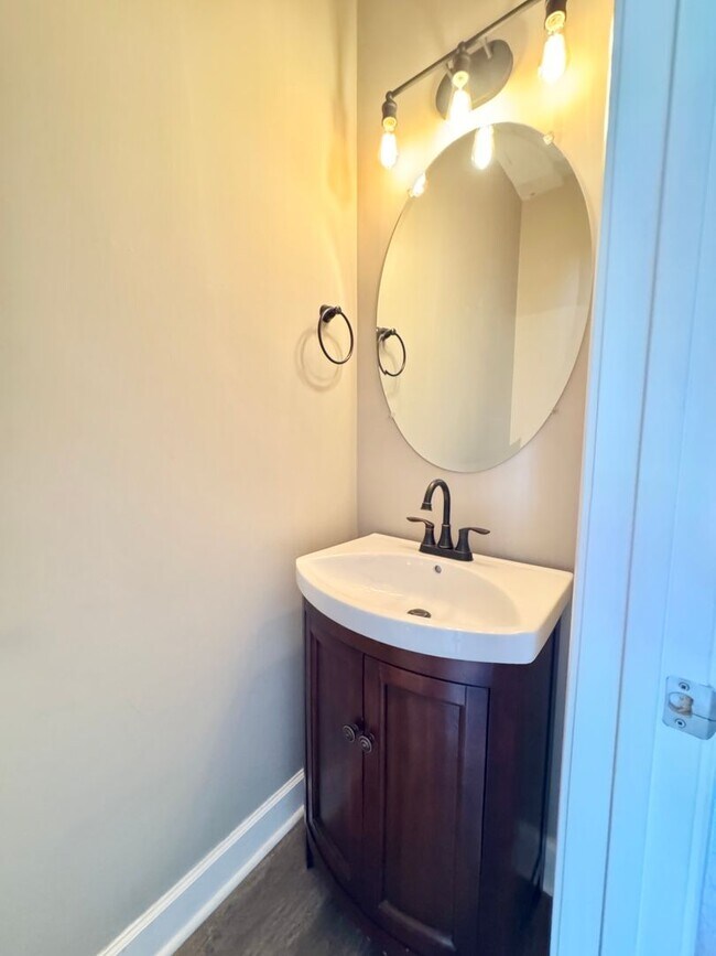 Building Photo - 3 Bed, 2.5 Bath Townhome w/ 2 Car Garage