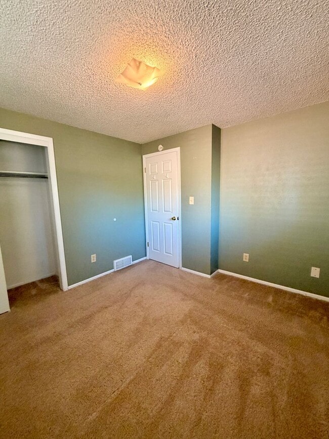 Building Photo - Amazing 3bed/2 bath with finished basement.