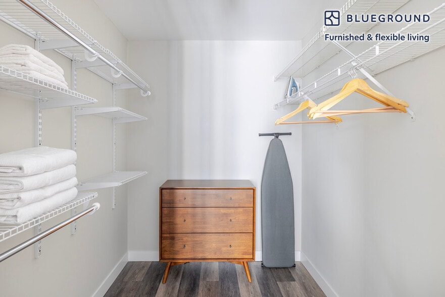 Building Photo - 1 E Delaware Pl